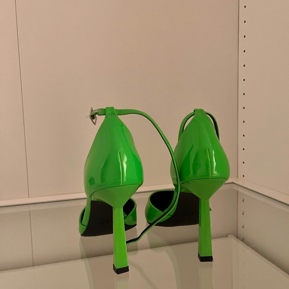 Green Strap pointed toe heels - Picture 2 of 4